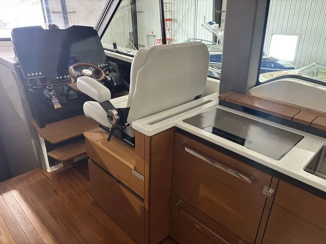 Slide: The Image of Tiara 48 LE 2025 - 22