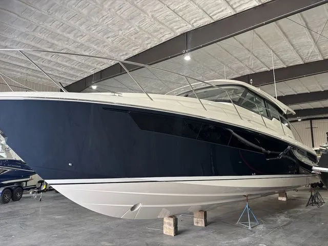 Slide: The Image of Tiara 48 LE 2025 - 3