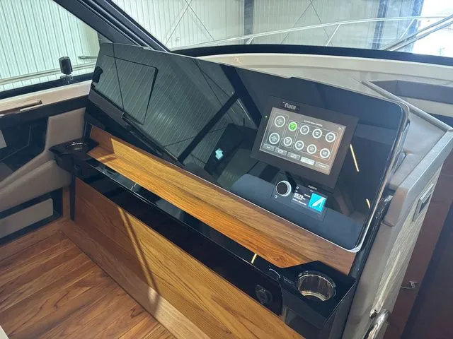 Slide: The Image of Tiara 48 LE 2025 - 31