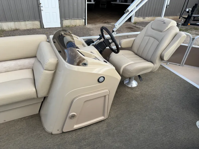 Slide: The Image of Bennington 22 SLX Pontoon 2014 - 18