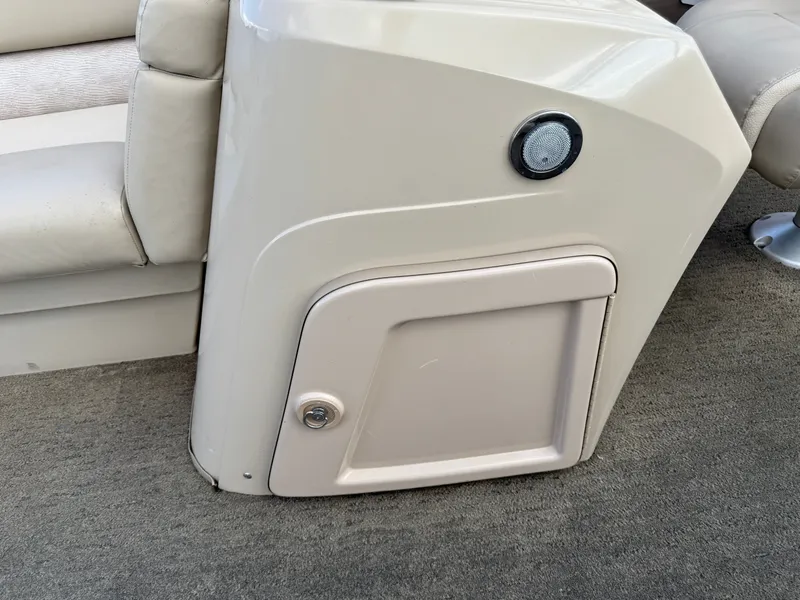 Slide: The Image of Bennington 22 SLX Pontoon 2014 - 19