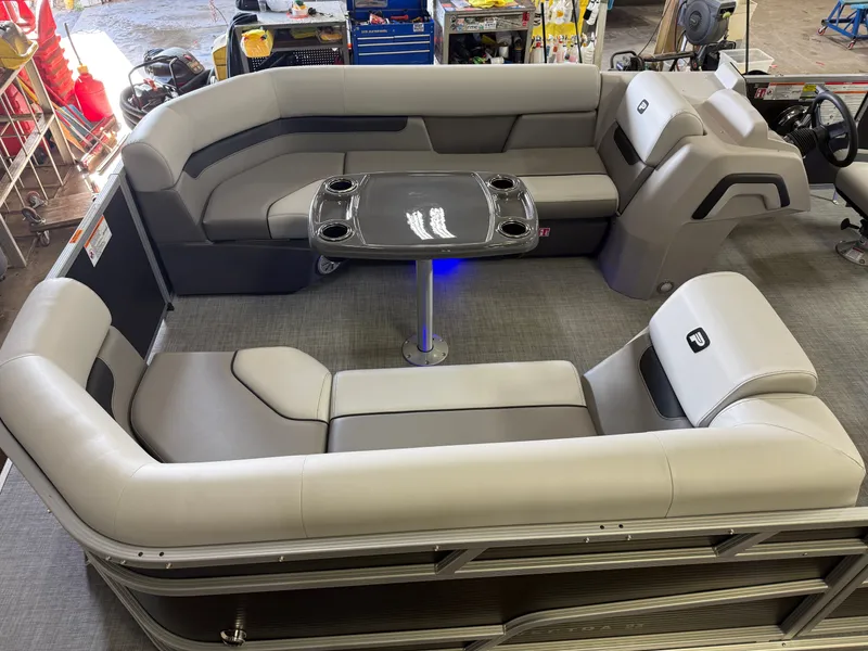 Slide: The Image of Princecraft Vectra 23 RL 2025 - 2