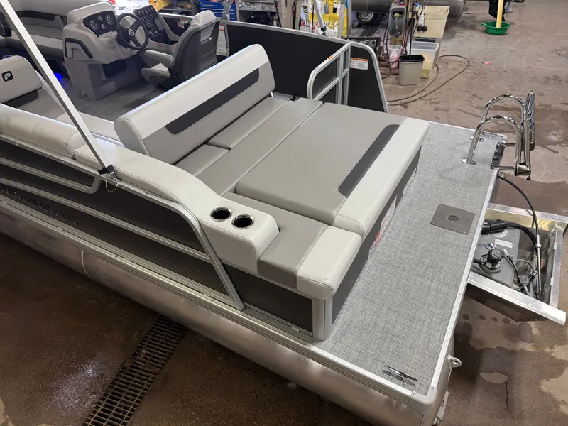 Slide: The Image of Princecraft Vectra 23 RL 2025 - 4