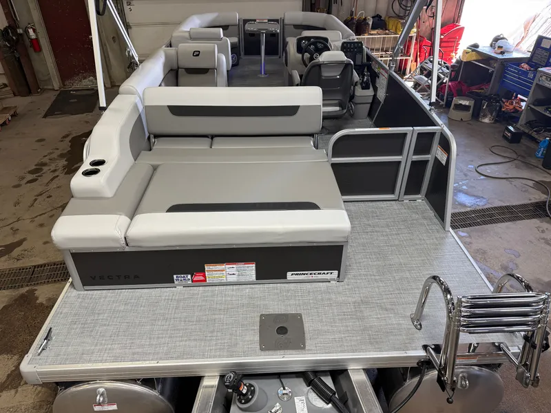 Slide: The Image of Princecraft Vectra 23 RL 2025 - 5