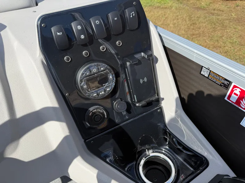 Slide: The Image of Princecraft Vectra 21 Cruise Lounge Pontoon & Mercury 4-Stroke EFI 2026 - 13