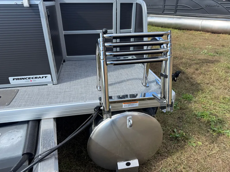 Slide: The Image of Princecraft Vectra 21 Cruise Lounge Pontoon & Mercury 4-Stroke EFI 2026 - 31