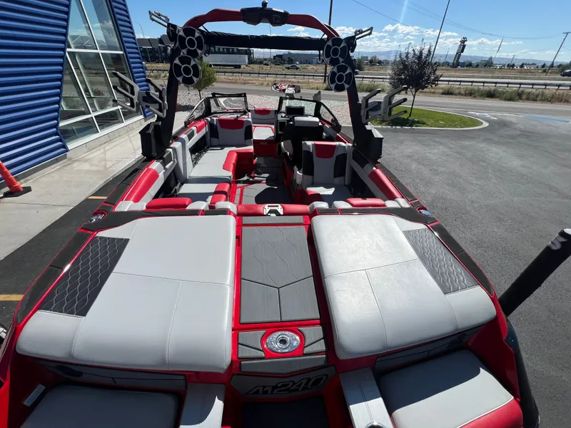 Slide: The Image of Malibu M240 2021 - 11