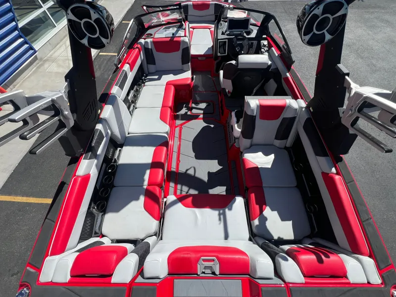 Slide: The Image of Malibu M240 2021 - 12