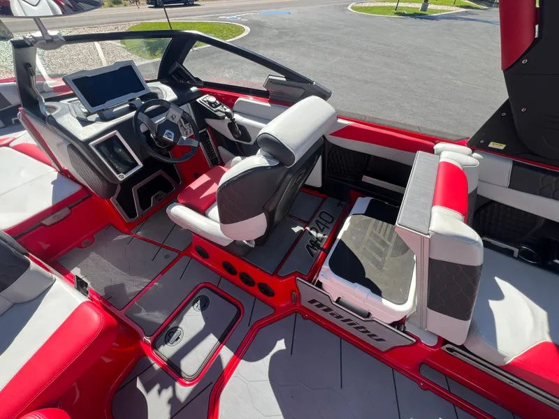 Slide: The Image of Malibu M240 2021 - 13