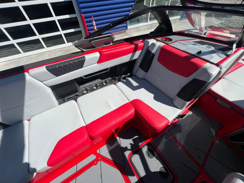 Slide: The Image of Malibu M240 2021 - 14