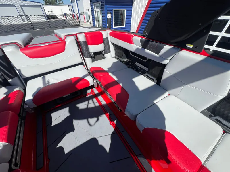 Slide: The Image of Malibu M240 2021 - 15