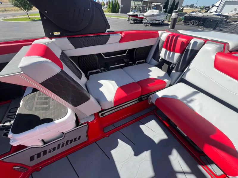 Slide: The Image of Malibu M240 2021 - 16