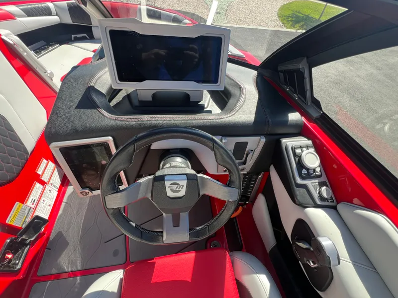 Slide: The Image of Malibu M240 2021 - 17