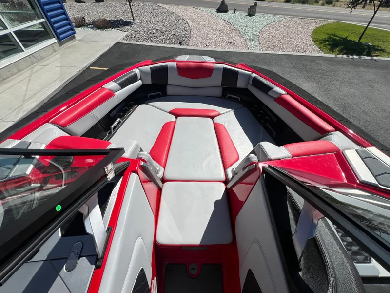 Slide: The Image of Malibu M240 2021 - 18