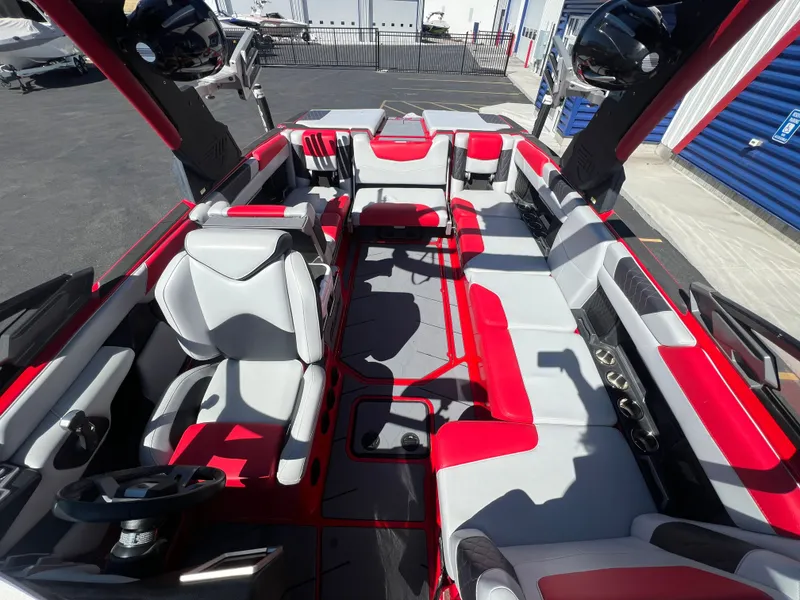 Slide: The Image of Malibu M240 2021 - 20