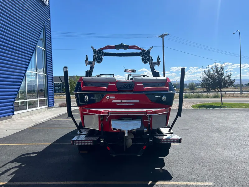 Slide: The Image of Malibu M240 2021 - 8