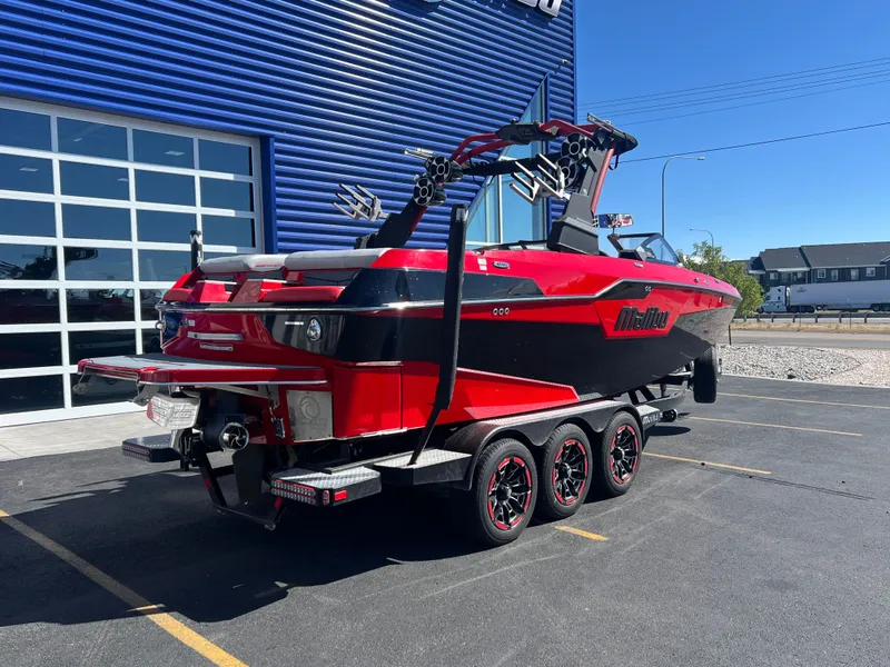 Slide: The Image of Malibu M240 2021 - 9