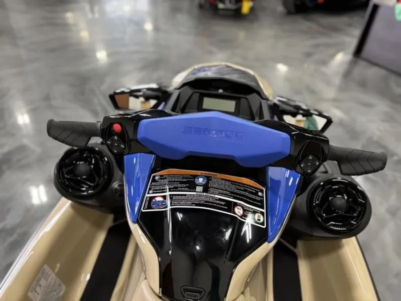 Slide: The Image of Sea-Doo Wake 170 2026 - 9