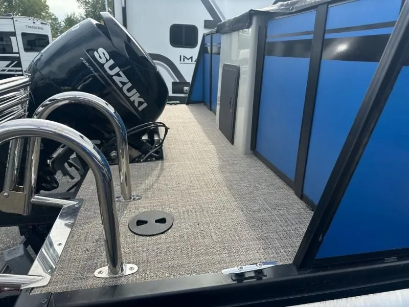 Slide: The Image of Lago Series 20R 2022 - 14