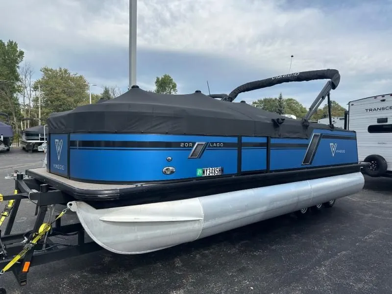 Slide: The Image of Lago Series 20R 2022 - 15