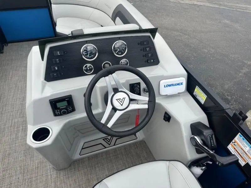 Slide: The Image of Lago Series 20R 2022 - 9