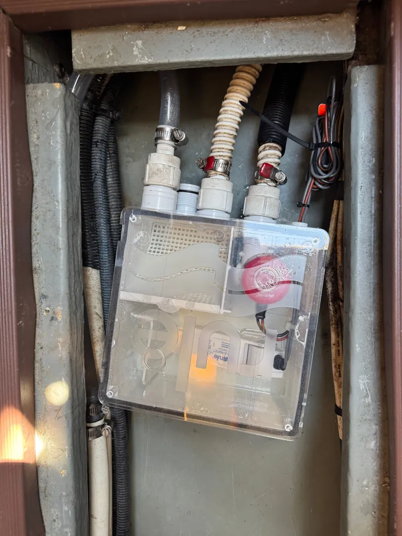 Slide: The Image of Sea Ray Sundancer 330 1997 - 22