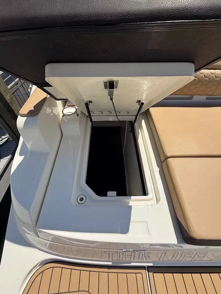 Slide: The Image of Sea Ray SDX 290 Outboard 2023 - 15