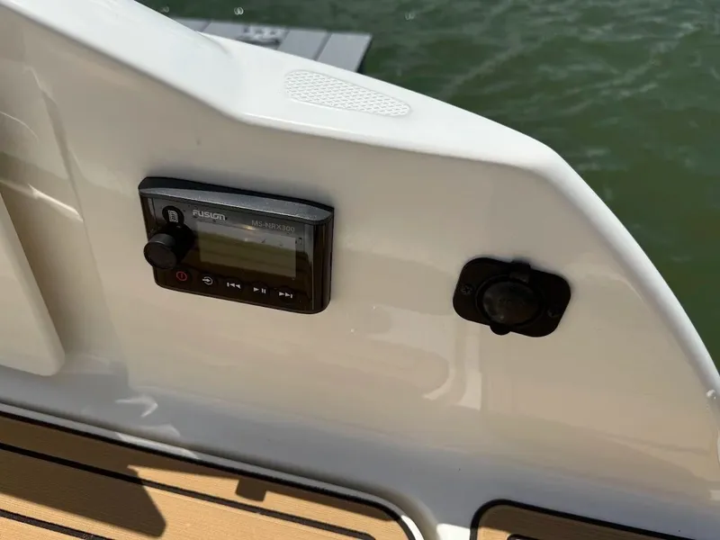 Slide: The Image of Sea Ray SDX 290 Outboard 2023 - 17