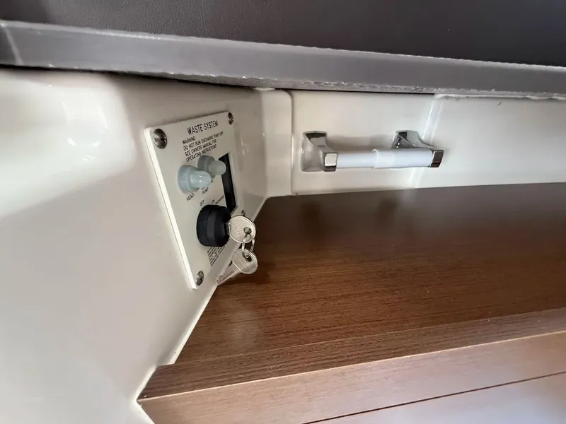 Slide: The Image of Sea Ray SDX 290 Outboard 2023 - 42