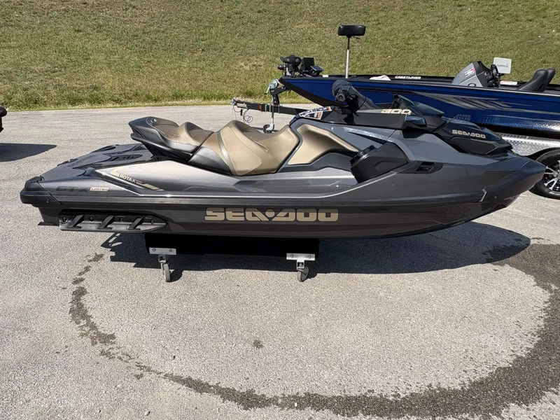 Slide: The Image of Sea-Doo GTX Limited 300 iDF 2022 - 27