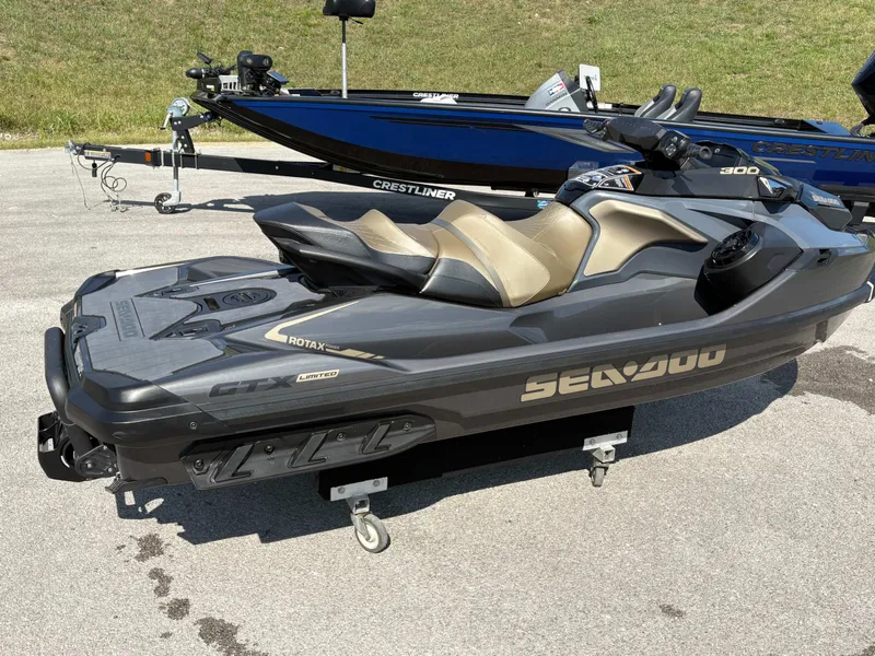 Slide: The Image of Sea-Doo GTX Limited 300 iDF 2022 - 29