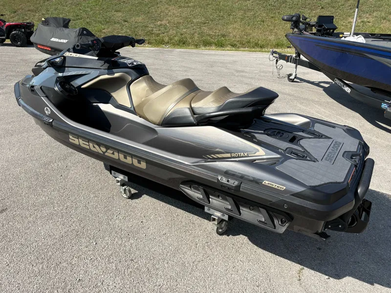 Slide: The Image of Sea-Doo GTX Limited 300 iDF 2022 - 3