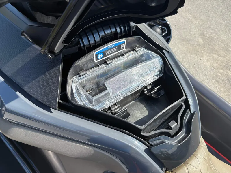 Slide: The Image of Sea-Doo GTX Limited 300 iDF 2022 - 31