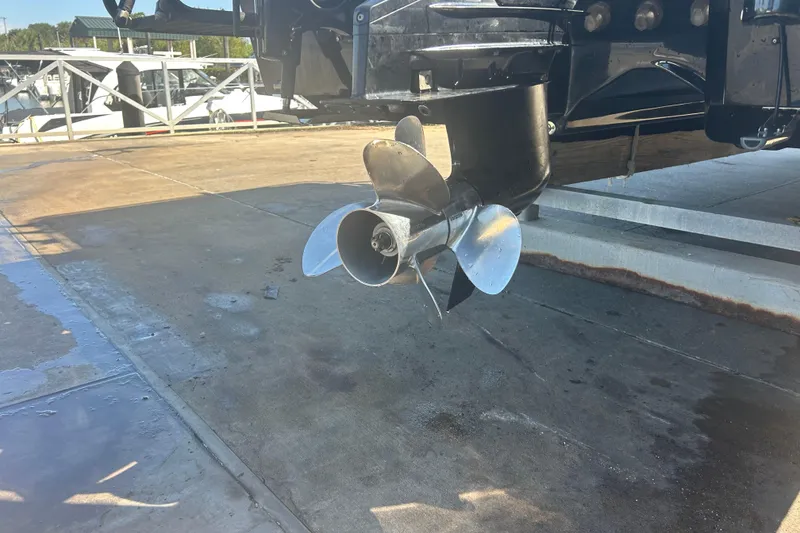 Slide: The Image of Propeller of 2020 Dargel Kat 250 HDX boat on a concrete surface. - 9