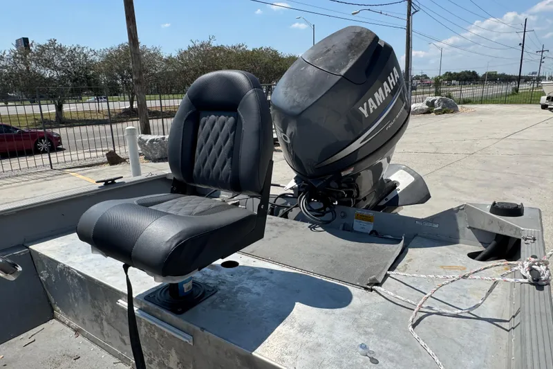 Slide: The Image of 2009 G3 1860 CC boat with Yamaha outboard motor and black seat. - 9