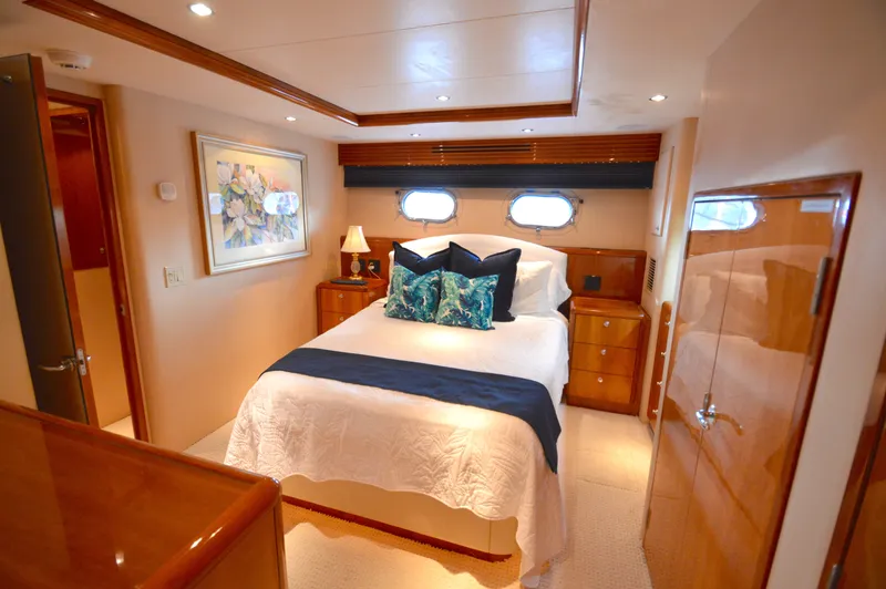 Slide: The Image of Hatteras 64 Motoryacht 2006 - 29