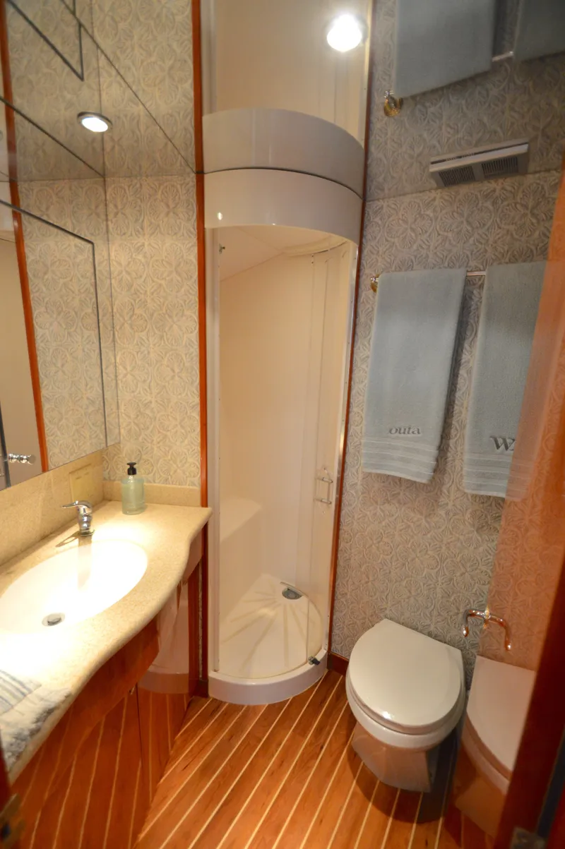 Slide: The Image of Hatteras 64 Motoryacht 2006 - 37