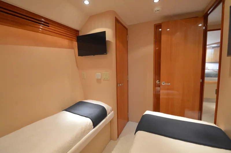 Slide: The Image of Hatteras 64 Motoryacht 2006 - 41