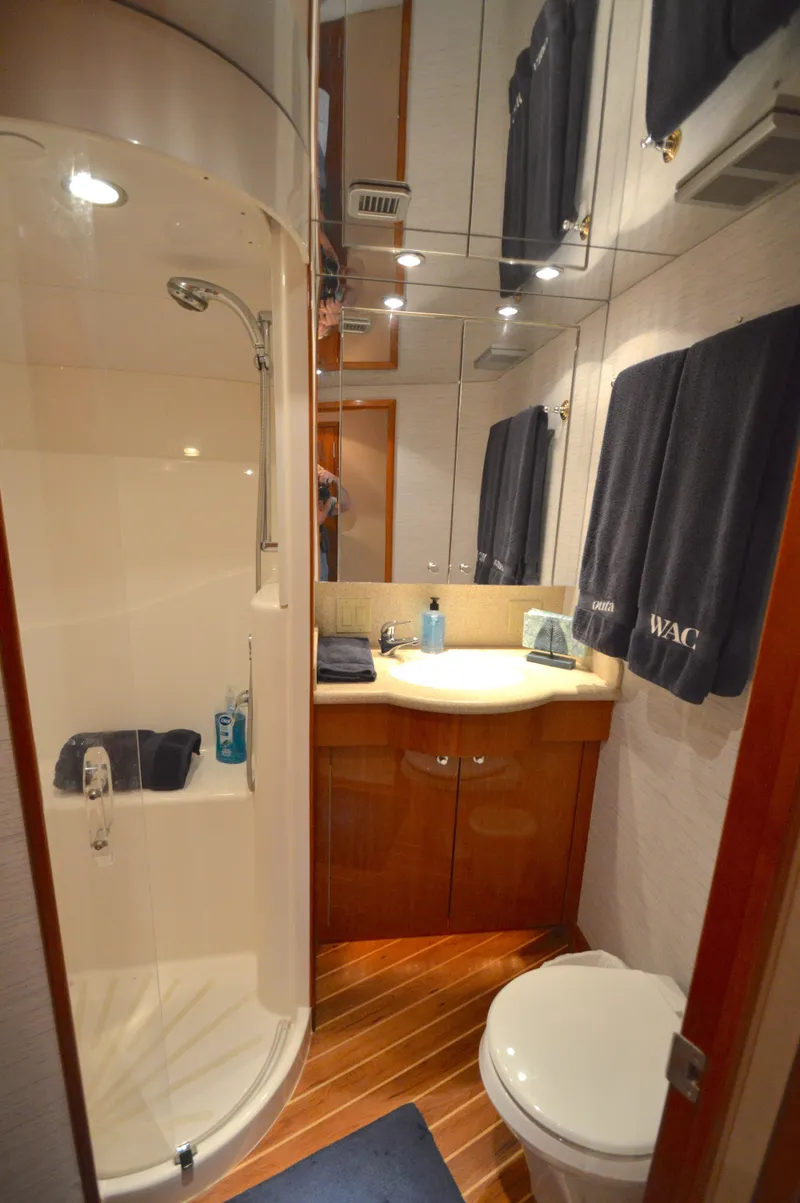 Slide: The Image of Hatteras 64 Motoryacht 2006 - 42