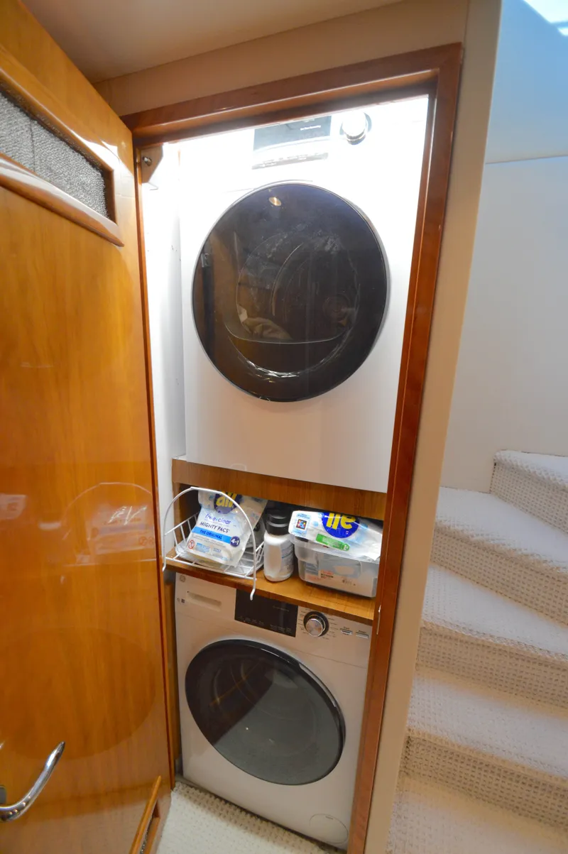 Slide: The Image of Hatteras 64 Motoryacht 2006 - 45