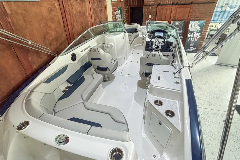 Slide: The Image of Hurricane SunDeck 2400 OB 2024 - 4