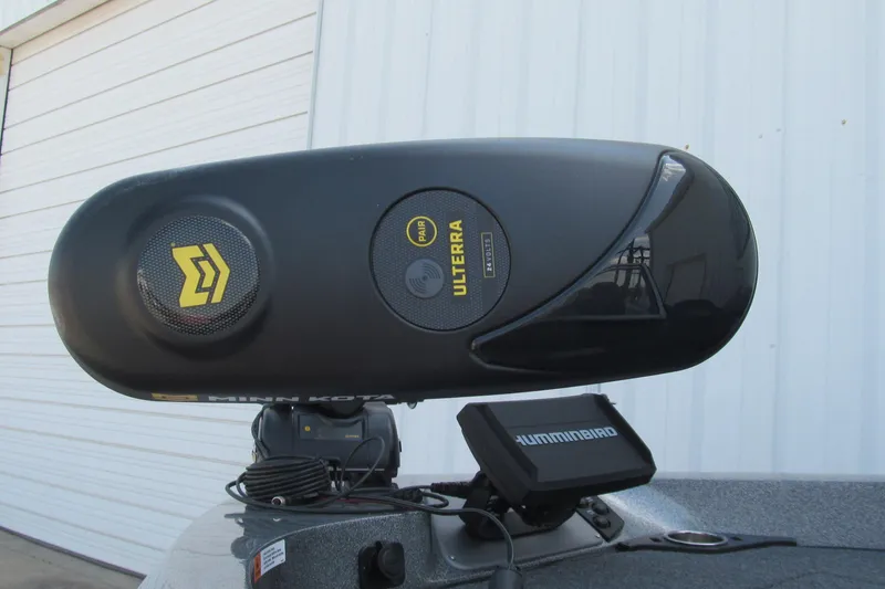 Slide: The Image of Minn Kota Ulterra motor on 2026 Ranger 212LS boat with Humminbird accessory. - 10
