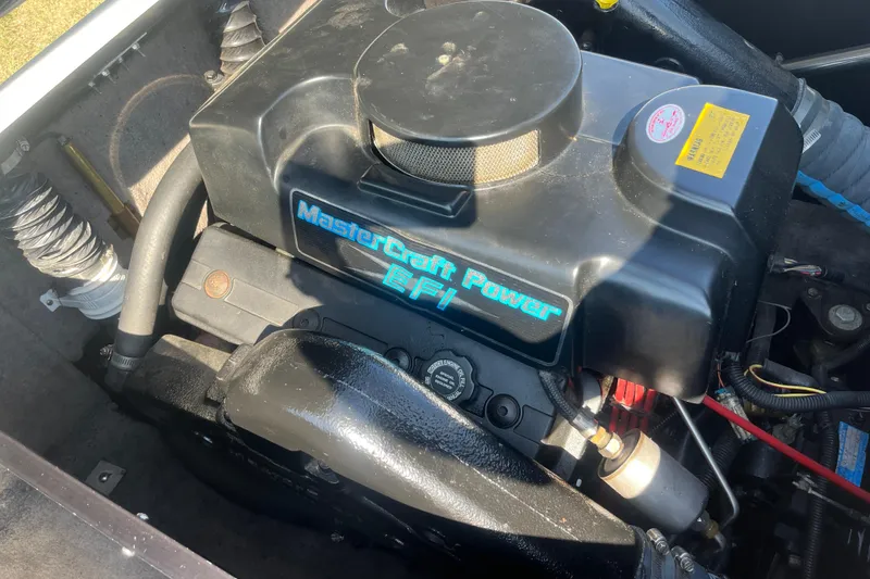 Slide: The Image of 1996 MasterCraft MariStar 210 VRS engine with EFI system, detailed view. - 14