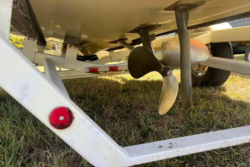 Slide: The Image of 1996 MasterCraft MariStar 210 VRS boat propeller and trailer on grass. - 6