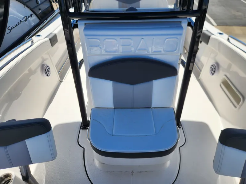 Slide: The Image of Robalo R222 Explorer 2026 - 10