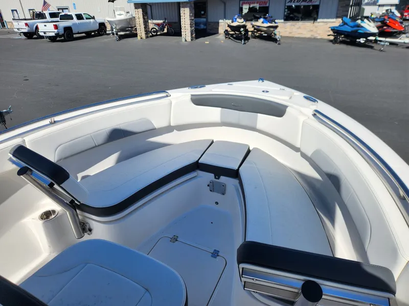 Slide: The Image of Robalo R222 Explorer 2026 - 12