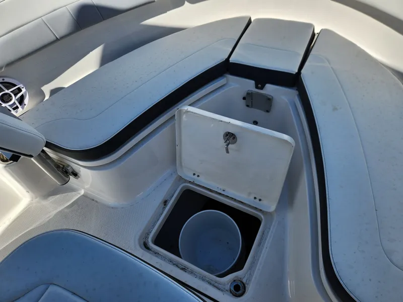 Slide: The Image of Robalo R222 Explorer 2026 - 13