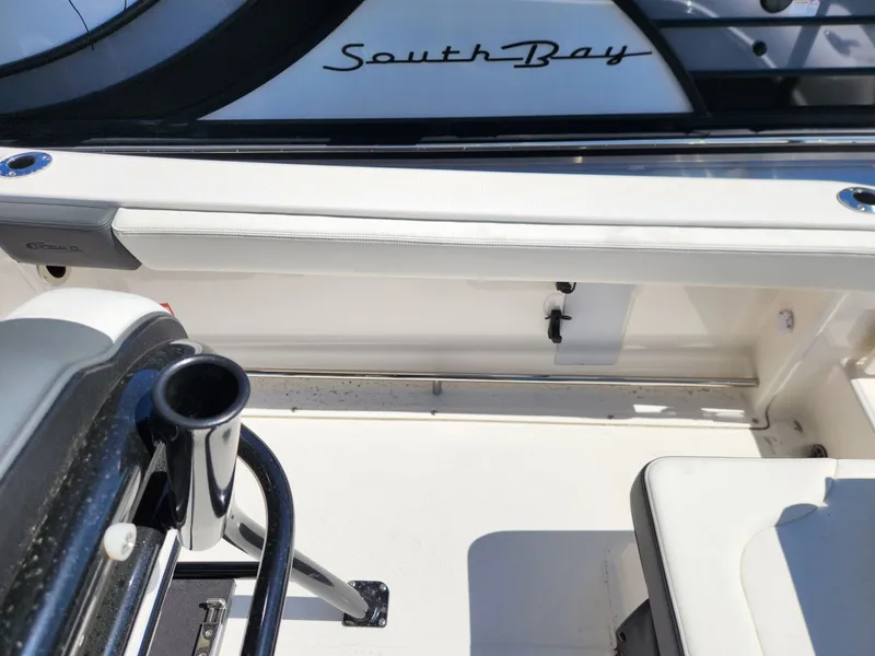 Slide: The Image of Robalo R222 Explorer 2026 - 14