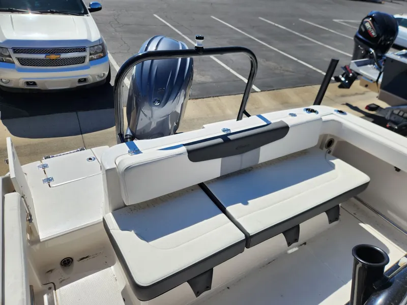 Slide: The Image of Robalo R222 Explorer 2026 - 4