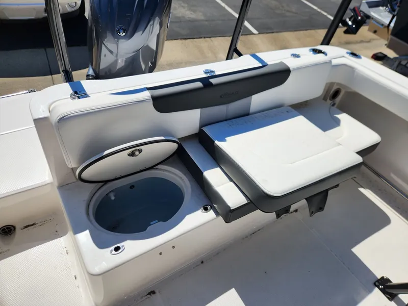 Slide: The Image of Robalo R222 Explorer 2026 - 5